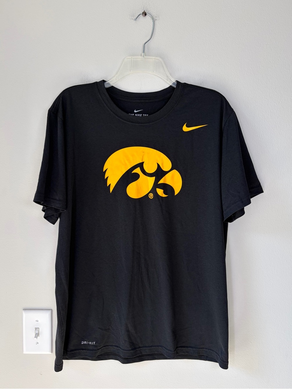 Nike Men’s Black and Gold Iowa Hawkeyes Game Day Athletic Cut Dri-Fit T-Shirt
